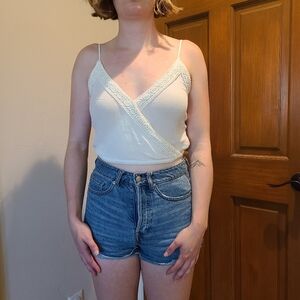 ✨️Will be donated on 12/3✨️White Lace Detail Crop Top